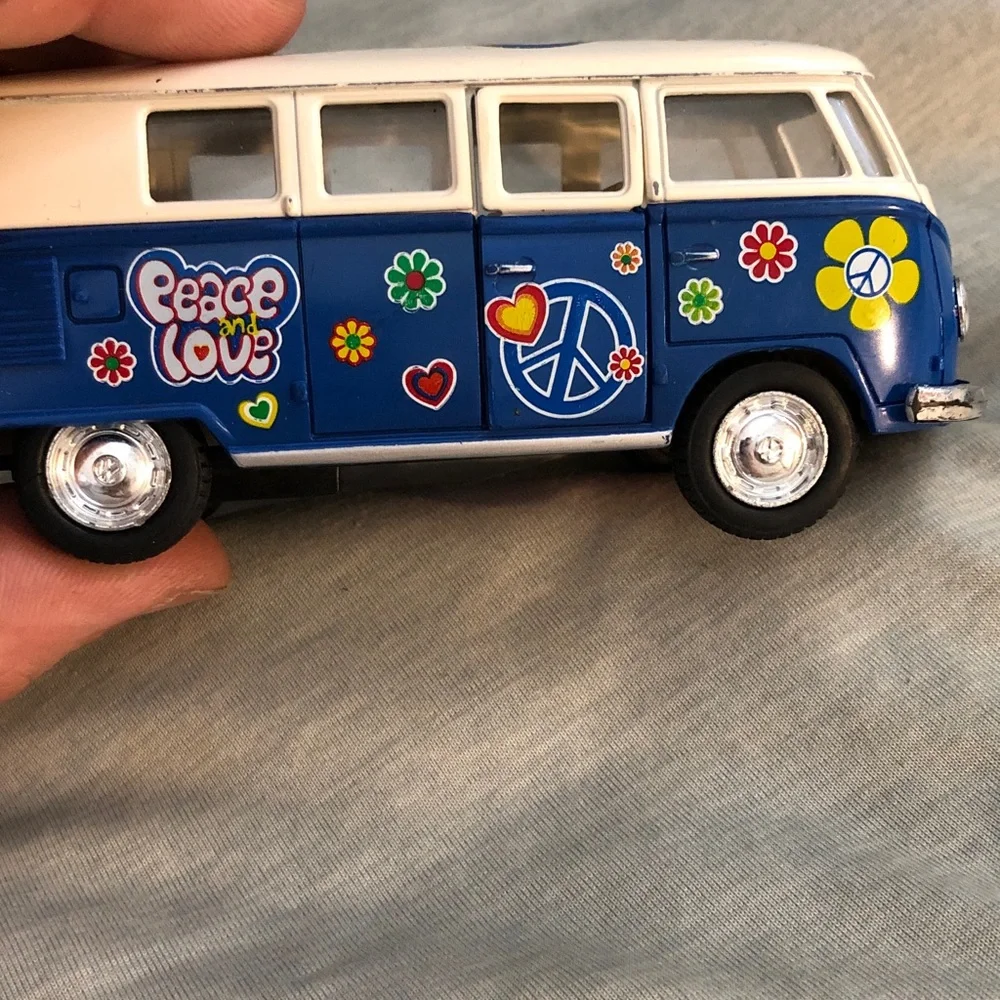 Flower Power Volkswagen Van - 1:32 Pull Back Action